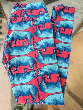 LuLaRoe Blue Rhino Print Leggings on Coral Red